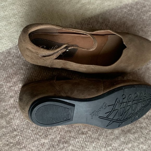 Suede shoes...Mary Janes - Picture 4 of 4